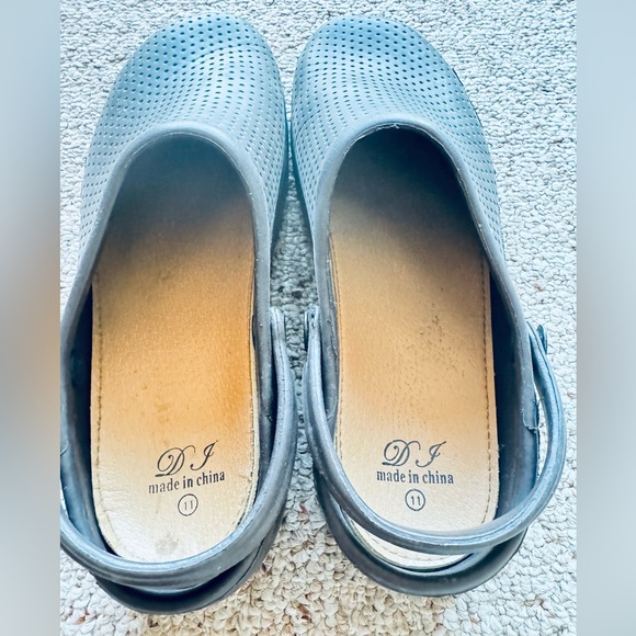 Faux Crocs - Gray - Women’s Men’s Unisex Closed Toe Shoes Women Size 11 or Men 9 - Picture 3 of 5
